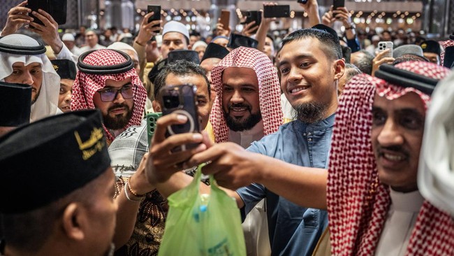 FOTO: Imam Besar Masjid Nabawi Pimpin Salat Jumat di Isitqlal Jakarta
