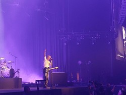 Video: 6 Aksi Paul Klein di Konser LANY Jakarta