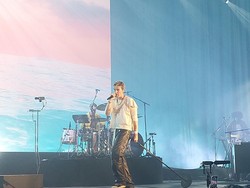 Punya 3 Menit Saat Kebakaran LA, Vokalis LANY Pilih Ambil Gitar John Mayer