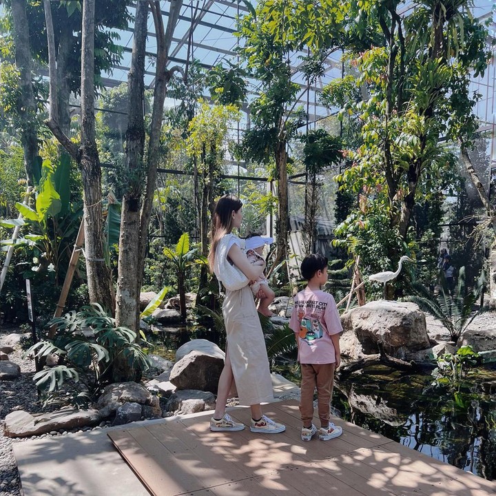 <p>Sementara itu, Mikaila Patritz memilih Animalium BRIN yang terletak di kawasan Cibinong. Ia juga mengajak Arupalaka dan Evola melihat kebun satwa yang terletak di bagian belakang museum. (Foto: Instagram @mikailapatritz)</p>