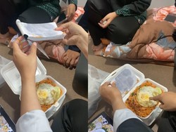 Ngakak! Beli Nasi Goreng Dapat Bonus Buku Catatan Penjual