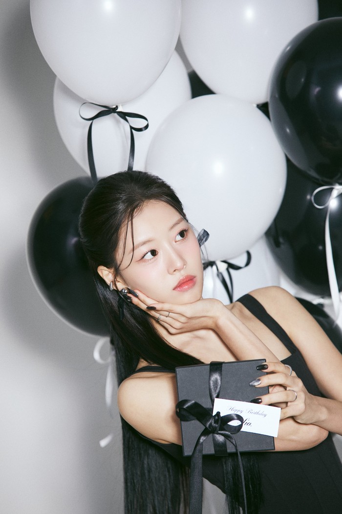 Obati rindu penggemar, agensi tersebut membagikan sederet potret terbaru Sio di hari ulang tahunnya. Ini merupakan postingan pertama di akun media sosial resmi MASSIVE E&C yang menampilkan artis yang dinaunginya. / Foto: x.com/MASSIVE_ENC