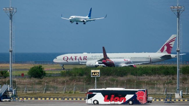 Ketika tiba di meja check-in maskapai, paspor sang ibu ternyata dalam kondisi dicoret-coret anaknya, sehingga tidak akan bisa bepergian ke luar negeri.