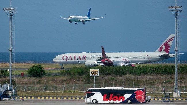 Qatar Airways Pesan 160 Pesawat Boeing Rp1.584 T Saat Kunjungan Trump Qatar Airways memesan 160 pesawat widebody dari Boeing senilai US$96 miliar atau setara Rp1.584,43 triliun bertepatan dengan kunjungan Donald Trump ke Qatar.