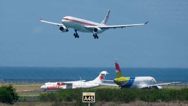 Puluhan penerbangan keberangkatan dan kedatangan di Bandara I Gusti Ngurah Rai terkendala imbas kecelakaan pesawat Airfast di landasan pacu.