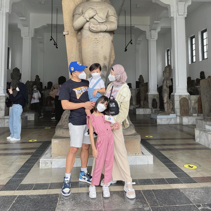<p>Poppy Bunga membagikan momen <em>quality time</em> bersama anak-anaknya. Poppy mengajak Khanza Aliyah Riphat dan Muhammad Arkandra Malik Riphat ke Museum Nasional. Bahkan, Poppy sudah sering mengajak si sulung ke museum sejak ia masih berusia tujuh tahun. (Foto: Instagram @poppybungariphat)</p>