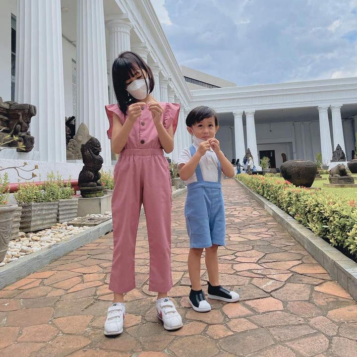 <p>"Selain punya <em>experience</em> ketempat baru, Khanza bisa sambil belajar. Alhamdulillah Khanza <em>happy,</em> banyak tanya, banyak baca. Kalau adik karena masih tiga tahun belum mengerti, jadi cuma bingung-bingung saja dia," cerita Poppy dalam unggahannya. (Foto: Instagram @poppybungariphat)</p>