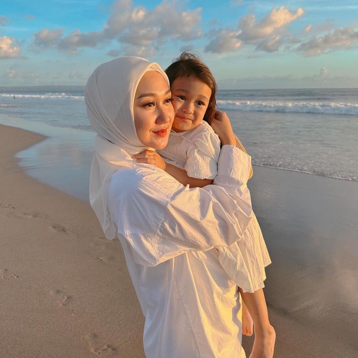 <p>Rumi anak Dian Pelangi sudah memiliki bisnis sendiri meski baru berusia empat tahun. Sama seperti sang Bunda, Rumi memiliki merek feyen dengan nama Rumi by Dian Pelangi, Bunda. (Foto: Instagram: @dianpelangi)</p>