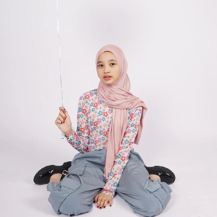 <p>Kana Sybilla putri sulung Zaskia Adya Mecca mengikuti jejak sang Bunda dan membuka bisnis fesyen. Gadis 14 tahun ini menjual berbagai fesyen muslimah untuk remaja mulai dari manset, celana, <em>blouse</em>, <em>sweater</em>, hingga pashmina dengan merek Sybil. (Foto: Instagram: @sybil_id)</p>