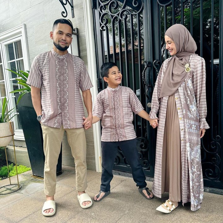<p>Anak sulung Shireen Sungkar dan Teuku Wisnu, Adam Al Fatih, memiliki brand fesyen dengan namanya sendiri. Bisnis yang menyediakan berbagai busana muslim dan muslimah untuk anak ini memiliki nama Gerai Al Fatih Kids. (Foto: Instagram: @shireensungkar)</p>
