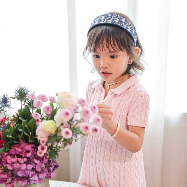 <p>Claire Herbowo putri Shandy Aulia sudah menjadi CEO dari perusahaan Miss Claire Jewelry. <em>Brand</em> perhiasan ini dibuat khusus untuk menjual perhiasan mewah untuk bayi dan anak-anak, Bunda. (Foto: Instagram: @missclaireherbowo)</p>