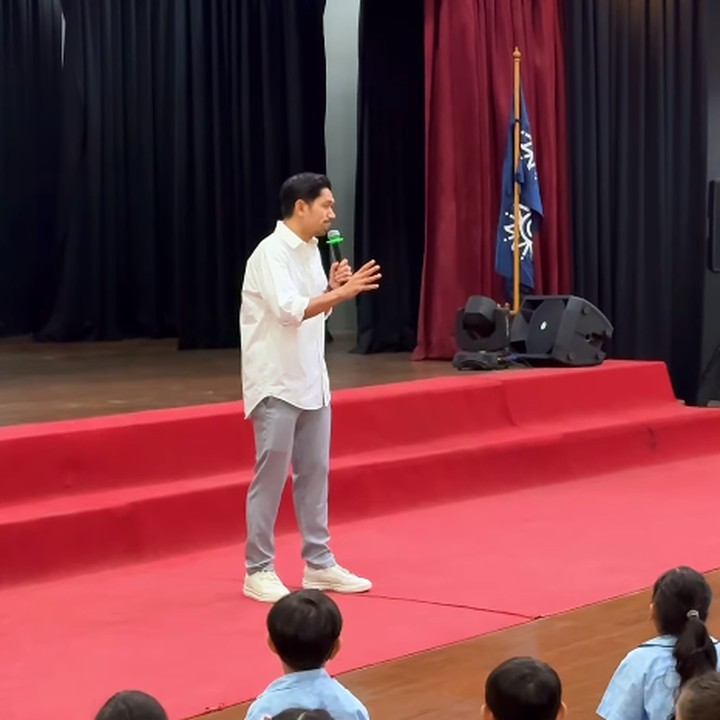 <p>Beberapa waktu lalu, Ibnu juga ikut berpartisipasi mengisi acara di sekolah Yaya, lho. Menurutnya, ini adalah momen yang lebih menegangkan daripada menyaksikan pertandingan sepakbola. (Foto: Instagram: @ibnujamilo)</p>