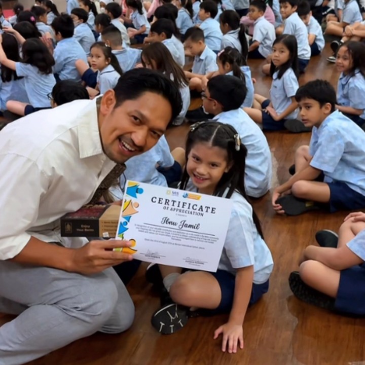 <p>"Jujur ini lebih mendebarkan daripada nonton MU," jelas Ibnu sambil memamerkan sertifikat yang ia dapat dari sekolah Yaya. (Foto: Instagram: @ibnujamilo)</p>