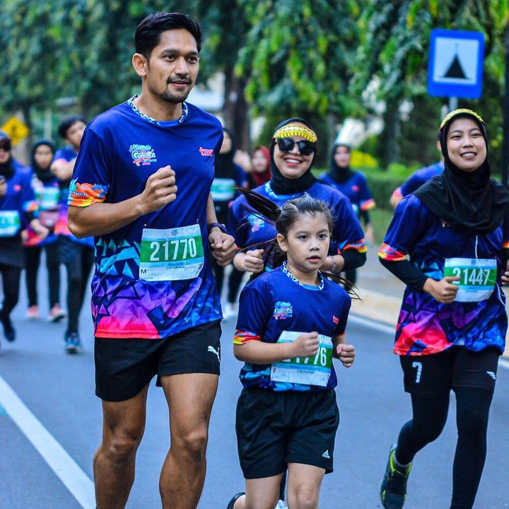<p>Belum lama ini, Ibnu dan Yaya kedapatan mengikuti ajang lari maraton bersama. Keduanya kompak mengenakan jersey lari dan celana hitam pendek. (Foto: Instagram: @ibnujamilo)</p>