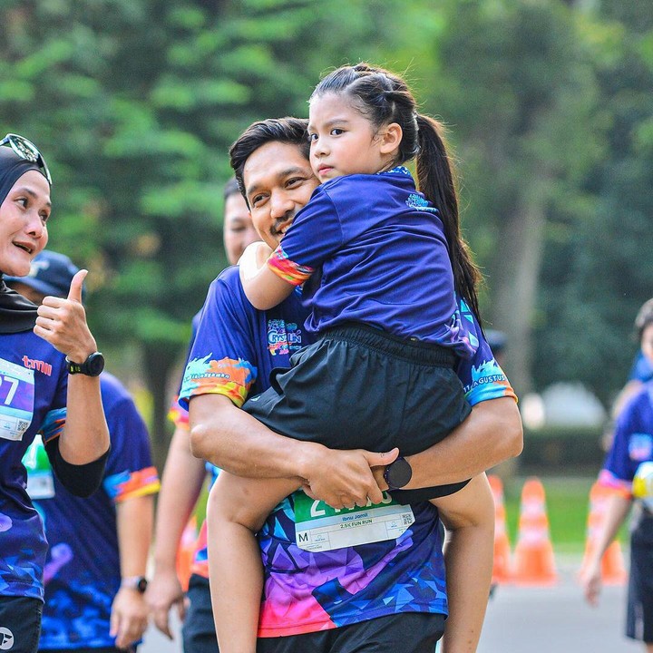 <p>Aktor ternama Ibnu Jamil sangat dekat dengan anak-anak sang istri, Ririn Ekawati. Si Kecil yang tidak pernah lepas darinya adalah Abigail Cattleya Putri. "<em>Yaya is runner,</em>" tulis Ibnu Jamil kala keduanya mengikuti maraton bersama. (Foto: Instagram: @ibnujamilo)</p>