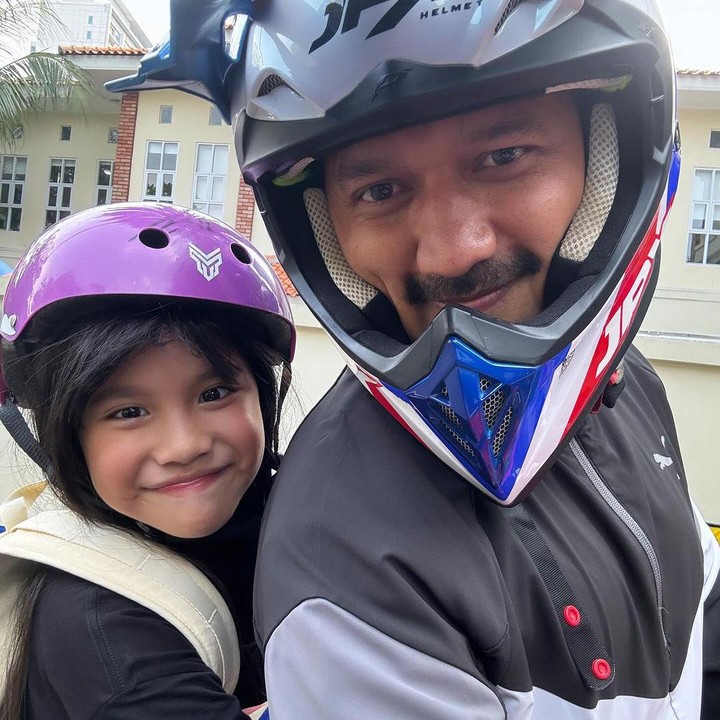<p>Aktor ternama Ibnu Jamil dikenal sangat dekat dengan putri sambungnya, Abigail Cattleya Putri. Ibnu pun kerap membagikan momen kebersamaannya dengan gadis yang akrab disapa Yaya ini. (Foto: Instagram: @ibnujamilo)</p>