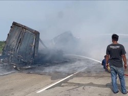 Detik-detik Truk Kontainer Terbakar di Tol Batang, Berawal Pecah Ban