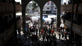 FOTO: Serangan Udara Israel di Kamp Pengungsi Gaza Tewaskan 28 Orang