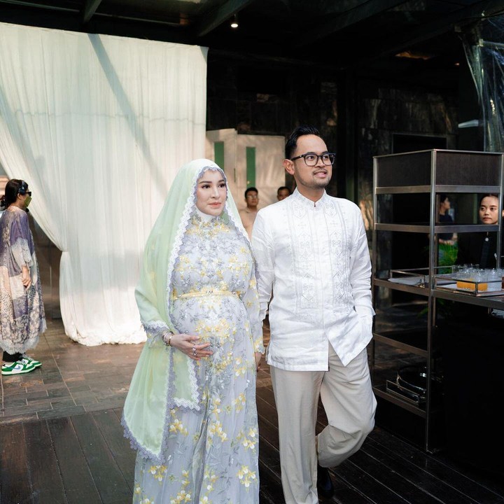 <p>Acara ini berlangsung di salah satu hotel mewah bintang lima di kawasan Jakarta Selatan. Dalam acara ini, Shandy dan sang suami kompak mengenakan pakaian bernuansa putih bercorak bunga. (Foto: Instagram @shandypurnamasari)</p>