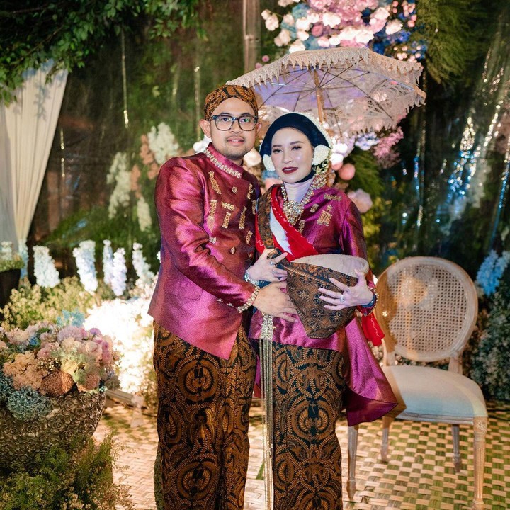 <p>Selain acara pengajian, Shandy dan suami juga menjalani berbagai prosesi adat Jawa mitoni agar diberikan kelancaran dan keselamatan hingga persalinan. Dalam mitoni ini, Shandy dan Gilang mengenakan pakaian adat Jawa yang bernuansa warna <em>fuschia</em>. (Foto: Instagram @shandypurnamasari)</p>