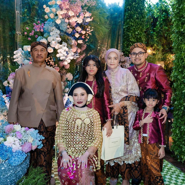 <p>Melalui unggahan di Instagram, Shandy mengucapkan rasa terima kasih pada tamu undangan yang hadir di acara syukuran tujuh bulannya. Ia berharap proses persalinanya bisa berjalan lancar. "<em>Alhamdulilah</em> pengajian & mitoni si jabang bayi, terimakasih untuk semua keluarga, teman sahabat, seller & team yg sudah meluangkan waktunya untuk hadir. Semoga anak kita kelak tumbuh menjadi anak kuat dan hebat. Menjadi anak yang sholeh dan taat kepada Allah, Dan Semoga Allah berikan kelancaran persalinan dan keselamatan dengan ridhomu ya Allah SWT," tulisnya.</p>