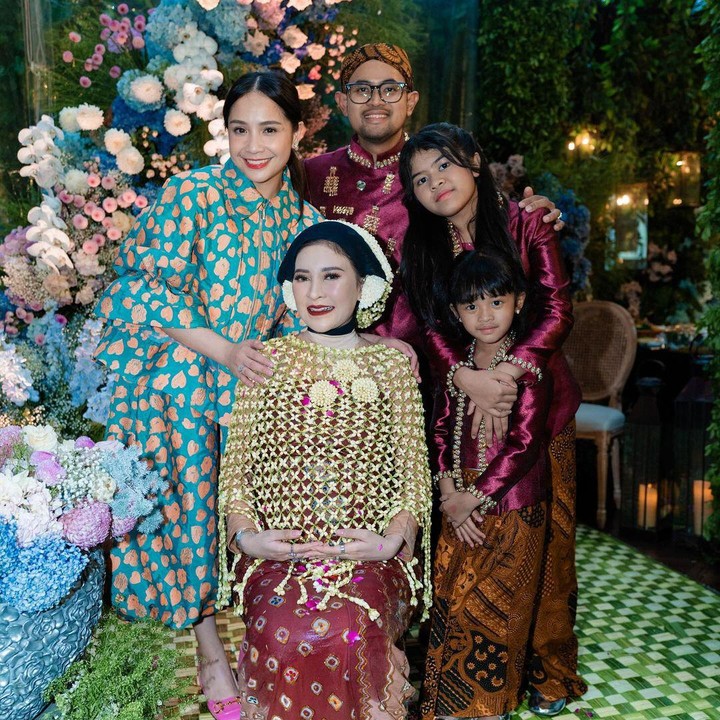 <p>Acara pengajian dan mitoni tujuh bulan kehamilan ketiga Shandy ini juga turut dihadiri seleb Tanah Air, Bunda. Salah satu yang hadir adalah artis Nagita Slavina. Istri Raffi Ahmad ini memang diketahui berteman baik dengan Shandy, Bunda. (Foto: Instagram @shandypurnamasari)</p>