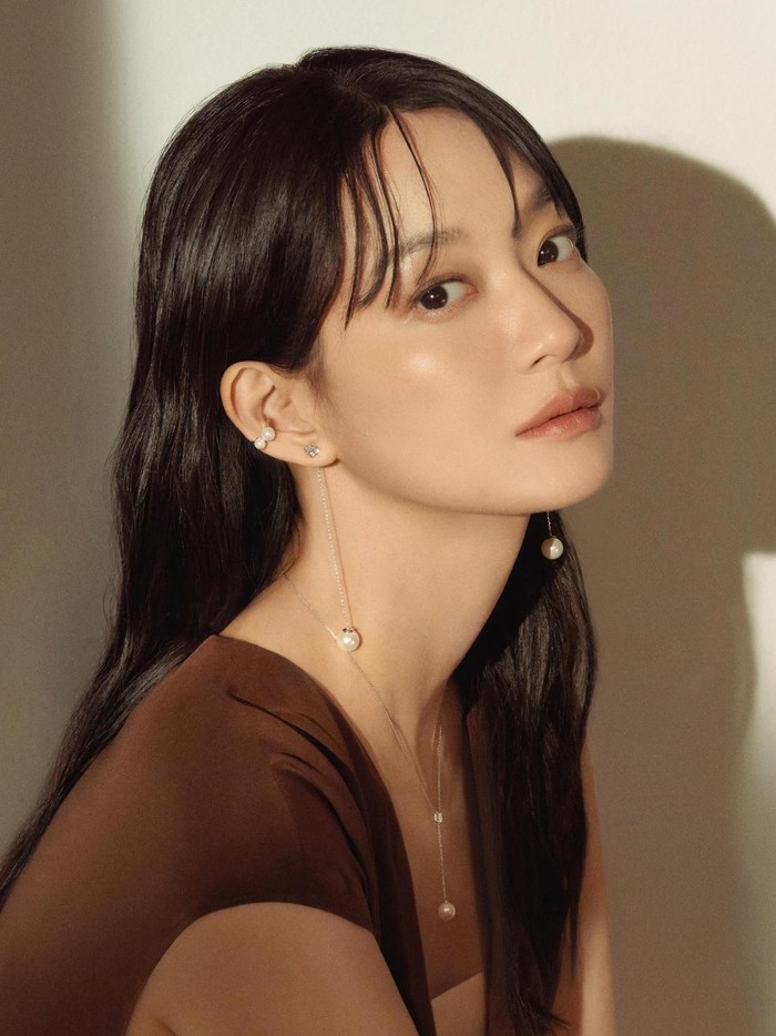 Aktris cantik dengan lesung pipit yaitu Shin Min Ah juga masuk dalam daftar aktris Korea terkaya di 2025, Beauties. Bintang My Girlfriend is Gumiho tersebut dikabarkan memiliki kekayaan sebesar 35 juta USD.