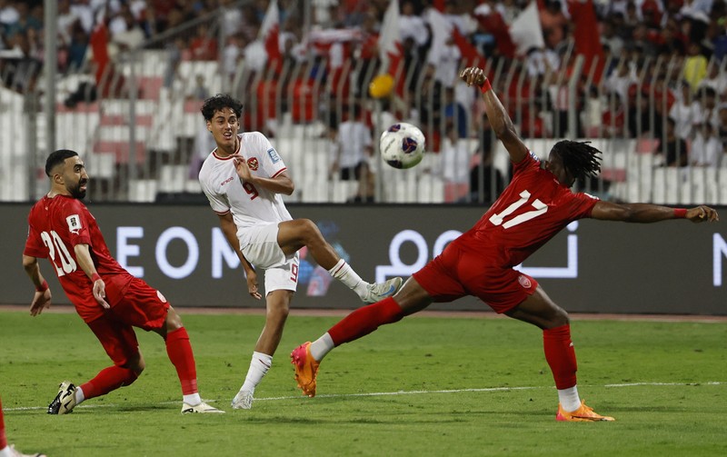 Skuad Timnas Indonesia pertandingan Putaran Ketiga , babak kualifikasi Piala Dunia Bahrain vs Indonesia di Stadion Nasional Bahrain, Riffa, Kamis, 10/10. REUTERS/Hamad I Mohammed