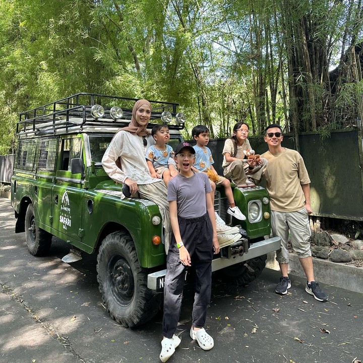 <p>Sejak menjalani peran sebagai Bunda empat anak, Fanny Fabriana terlihat sering melakukan <em>quality time</em> beresama keluarga. Ia dan sang suami sering mengajak anak mereka jalan-jalan. (Foto: Instagram @fannyfabriana)</p>