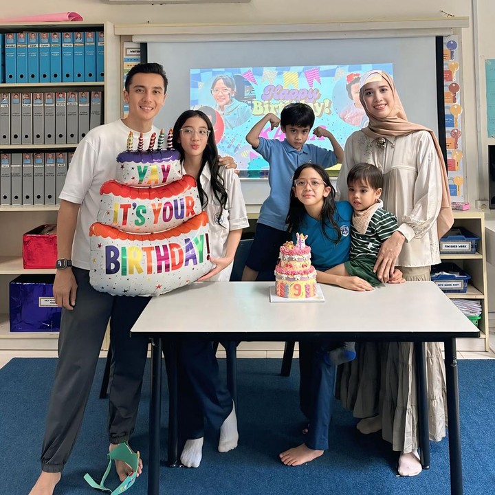 <p>Baru-baru ini, Fanny juga merayakan ulang tahun untuk putri keduanya, Kaiza. "Berdoa bareng di sekolah dan gemas banget dengerin <em>wishes</em> dari temen-temen Kaiza bikin aku senyum-senyum sendiri," ucapnya. (Foto: Instagram @fannyfabriana)</p>