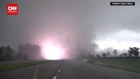 VIDEO: Momen Mengerikan Tim SAR Terobos Tornado Evakuasi Korban