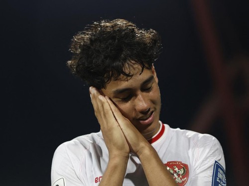 Soccer Football - World Cup - Asian Qualifiers - Third Round - Group C - Bahrain v Indonesia - Bahrain National Stadium, Riffa, Bahrain - October 10, 2024 Indonesia's Rafael Struick celebrates scoring their second goal REUTERS/Hamad I Mohammed