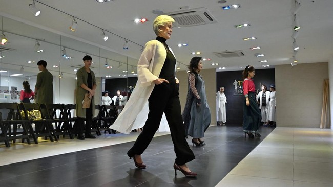 FOTO: Mengenal Choi Soon-hwa, Model 81 Tahun dari Korea