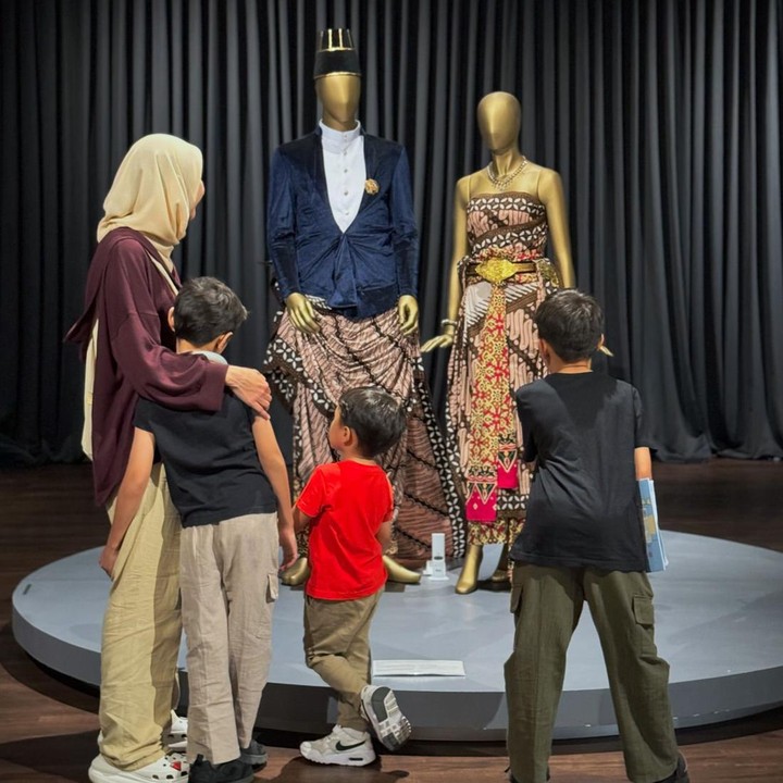 <p>Selain Poppy Bunda, Zaskia Adya Mecca juga memilih museum sebagai tujuan rekreasi bersama anak-anak. Ia mengajak mereka mengunjungi Museum Batik di Taman Mini Indonesia Indah (TMII). (Foto: Instagram @zaskiadyamecca)</p>
