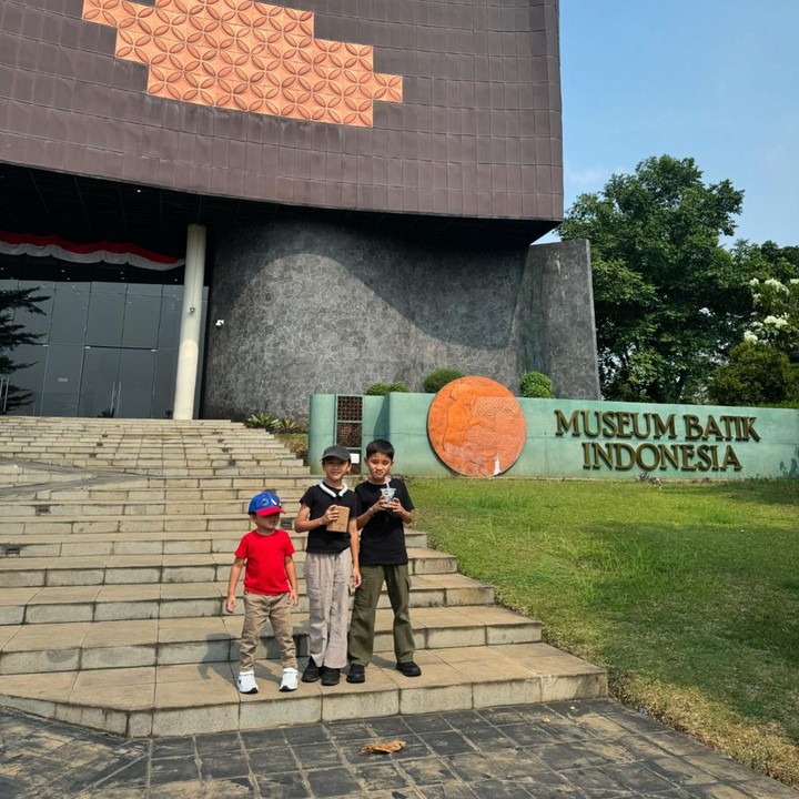 <p>"Paling senang bisa bawa anak jalan-jalan ke tempat yang ada ilmunya.. Kali ini mampir ke Museum Batik di TMII, <em>surprise</em> karna museumnya bagus dan terawat!" tulis Zaskia penuh kesan. (Foto: Instagram @zaskiadyamecca)</p>