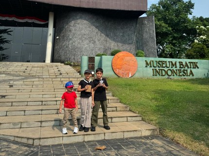 5 Potret Artis Ajak Anak Kunjung Museum, Zaskia Mecca ke Museum Batik di TMII
