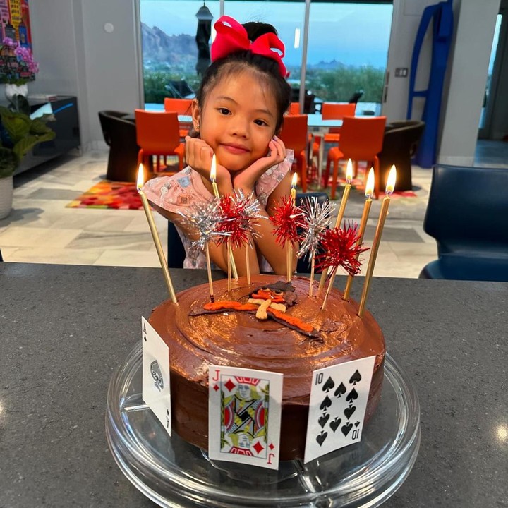 <p>Pada momen istimewa ini, Yaya membuat kue ulang tahunnya sendiri lho, Bunda.<em> "Today, the girls baked and decorated a Magic Show-themed chocolate fudge birthday cake, and it was delicious!</em> (Hari ini, para anak perempuan memanggang dan mendekorasi kue ulang tahun rasa cokelat bertema pertunjukan sulap dan rasanya sangat lezat!)," cerita Farah Quinn. (Foto: Instagram @farahquinnofficial)</p>