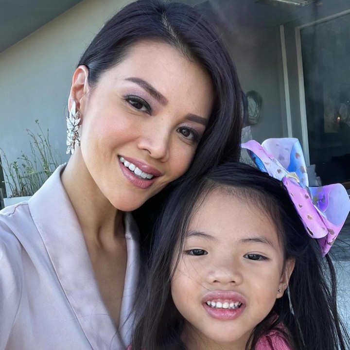 <p>Sejak menikah dengan Charles, Farah Quinn membesarkan Yaya di rumah mereka yang terletak di kawasan Paradise Valley, Arizona. Yaya juga memiliki kakak bernama Armand Quinn, yang merupakan anak Farah Quinn dari pernikahan sebelumnya. (Foto: Instagram @farahquinnofficial)</p>