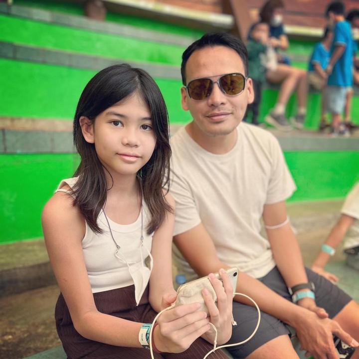 <p>Gadis yang akrab disapa Naya itu sudah genap berusia 12 tahun. Naya tumbuh menjadi anak perempuan yang dekat dengan sang Ayah, nih. (Foto: Instagram @benjoshua_r)</p>