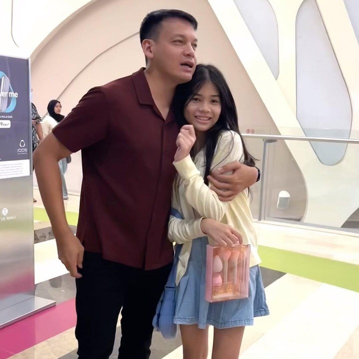 <p>Meski begitu, Ben menilai putrinya kini sudah tak lagi manja. Naya bahkan sering menolak dipeluk sang Ayah. "<em>Just give me a hug</em>!" protes Ben Joshua dalam unggahannya. (Foto: Instagram @benjoshua_r)</p>