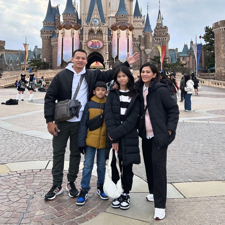 <p>Di sela-sela kesibukannya, Ben Joshua sering mengajak keluarganya pergi menikmati <em>quality time.</em> Salah satu potret memperlihatkan momen liburan mereka di Jepang. (Foto: Instagram @benjoshua_r)</p>