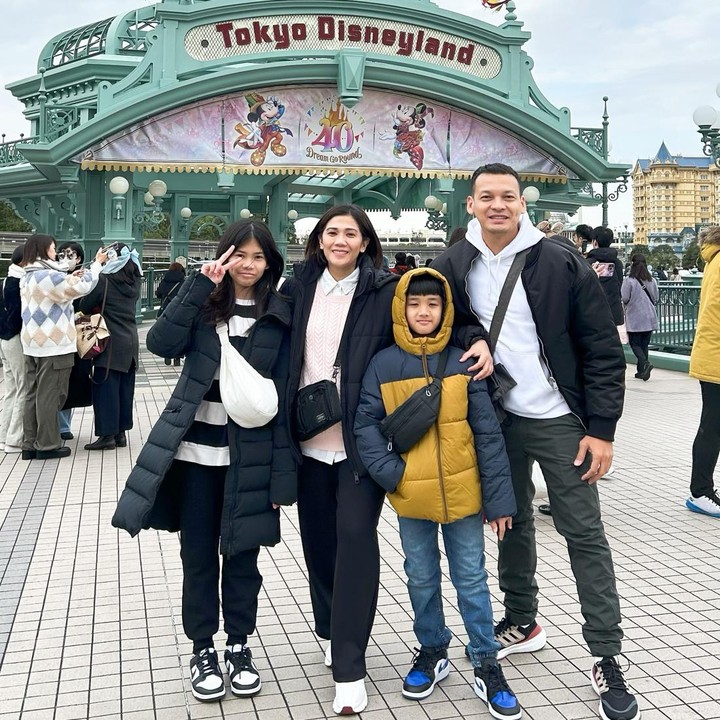 <p>Naya yang kini sudah remaja menuai sorotan dari netizen. "Sudah besar anak gadisnya, sehat selalu ya," ucap @parlind.****. "Sudah ABG aja, si kakak pasti 'apaan sih, malu tahu dipeluk'. Kak, papamu itu idola FTV lho," komentar @withaa**** (Foto: Instagram @benjoshua_r)</p>