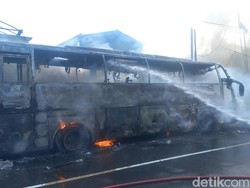 Bus Medali Mas Ludes Terbakar di Jalan Poros Nasional Lamongan