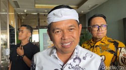 Romantis Payungi Wanita, Dedi Mulyadi Punya Pacar Baru?