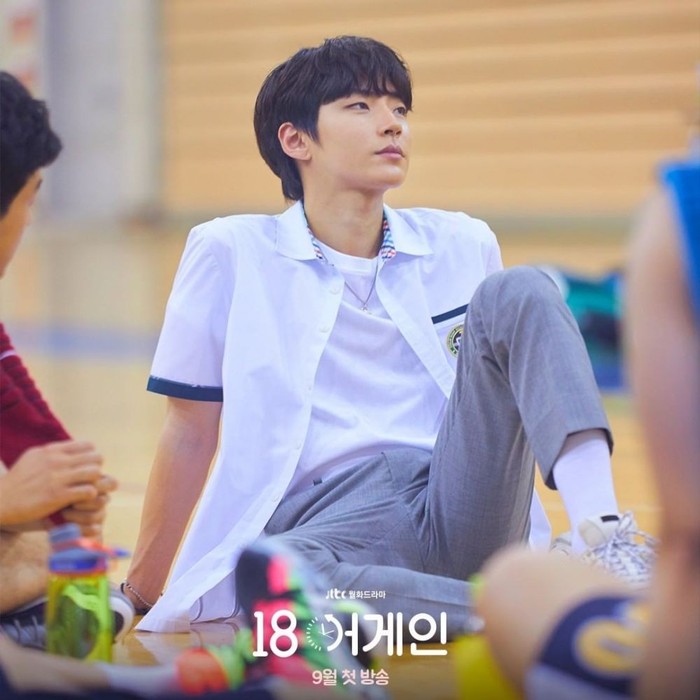 Drakor ‘18 Again’ menandai peran pertama Hwang In Youp sebagai siswa SMA, meski usianya sudah 30 tahun. Penampilannya di drama ini membuatnya mulai dikenal, menjadi titik awal kesuksesannya./Foto: JTBC