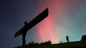 FOTO: Pesona Cahaya Aurora Hiasi Langit Eropa, AS hingga Australia