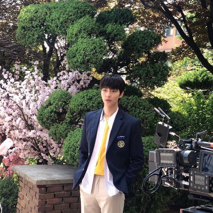 Hwang In Youp berperan sebagai Goo Ja Sung di '18 Again,' siswa SMA berandal yang diam-diam menyukai Hong Shi A. Pesonanya sebagai bad boy dengan hati lembut berhasil mencuri perhatian penonton./Foto: JTBC