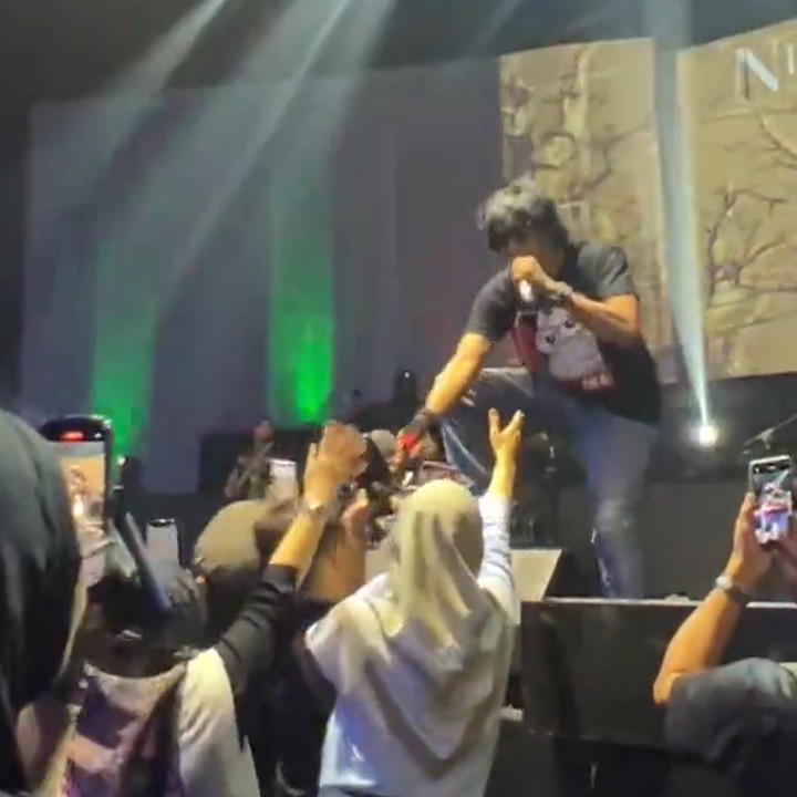 <p>Ikang Fawzi membawakan penampilan di acara Lintas Melawai Volume 2 di Taman Kota Peruri, Jakarta Selatan. Dalam unggahan yang dibagikan oleh Soraya Haque, Ikang sukses memeriahkan penonton dengan energinya. (Foto: Instagram @bellafawzi_ @chikifawzi @sorayahaque)</p>