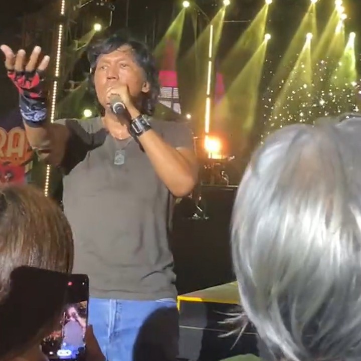 <p>"Ternyata memang abang kami itu keren. Sempat khawatir jika duka dan patah hati menenggelamkan kemampuannya kembali ke panggung. Malam ini, Ikang sanggup membuktikan dapat menata hatinya dan mampu memilah nestapa dengan profesionalisme," tulis Soraya Haque. (Foto: Instagram @bellafawzi_ @chikifawzi @sorayahaque)</p>
