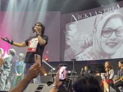 Ikang Fawzi Kembali Nyanyi, Bacakan Al-Fatihah untuk Marissa Haque di Panggung